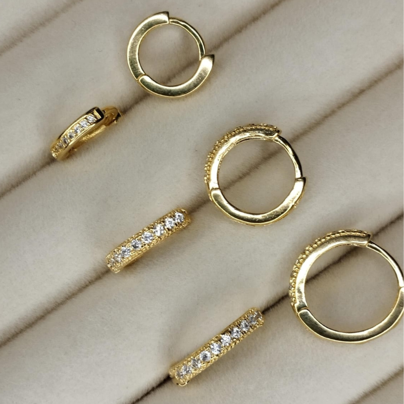 Brinco Meia Argola Zircônia